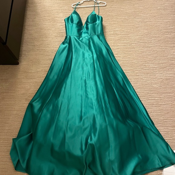 Emerald green prom/formal dress 💚 - Picture 4 of 9
